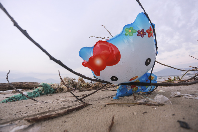 Gần trăm tấn rác tấp vào bãi biển Đà Nẵng